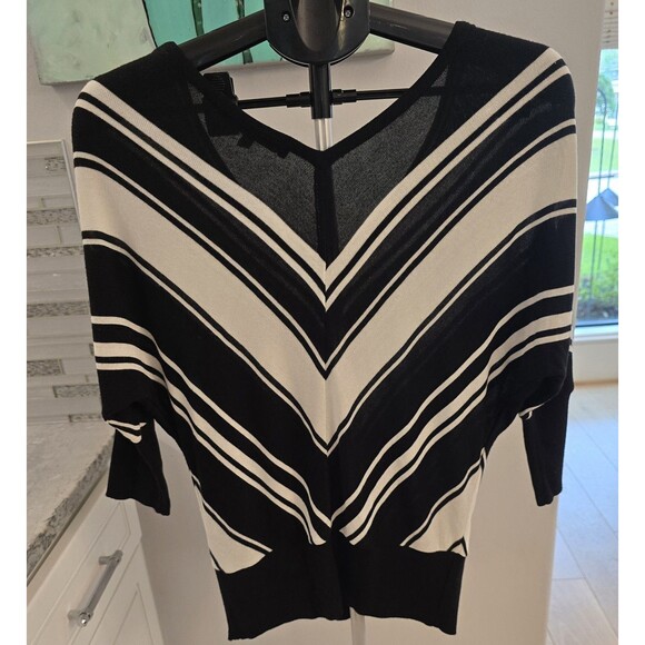 White House Black‎ Market Sweater Women’s Black & White Stripe Double V Size XS - Picture 3 of 5